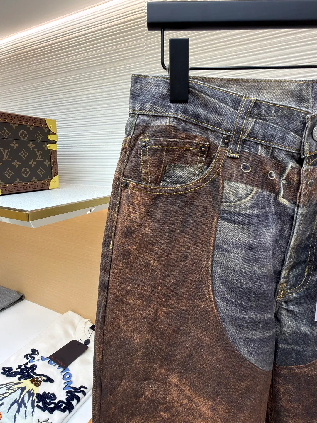 Acne Studios 3D trompe l'oeil retro printed jeans ●Original version: Purchased and developed by 4309 ●Item number: 1681025-A80 ●Material: denim fabric ●Technology: distressed print production ●Version: loose fit ●Weight: about 650 grams ●Size: 42-44-46-48-50-52 ●Description: This pair of jeans uses a seasonal "deception" shorts print, made of canvas, with a polished surface and a soft touch. Cut to a regular fit, they have a medium waist and wide, straight legs that flare slightly from the knee. The trompe l'oeil print of distressed denim and retro leather is the core, seamlessly blending the textures and colors of the two materials. The metal buckle on the front adds a cool layer, the zipper and rivet design on the trouser legs hide punk genes, and the lace-up element on the back waist injects a touch of retro romance into the whole. Wear jeans into an artistic piece that can be either salty or sweet. The overall wiring is straight and delicate, the fabric is comfortable and soft, and the color is consistent without color difference. It can be matched with the same style to create a fashionable look and control various occasions. Customized accessories, complete with three standards, same style for men and women!